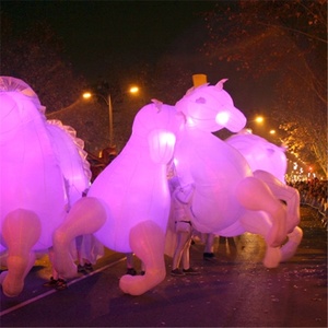 <span class=keywords><strong>Costume</strong></span> Gonfiabile Unicorno con Illuminazione LED Colorata, Misura 3m (8-10 piedi), Accessorio Gonfiabile per Feste, Matrimoni e Attività a Tema - Product Image 6