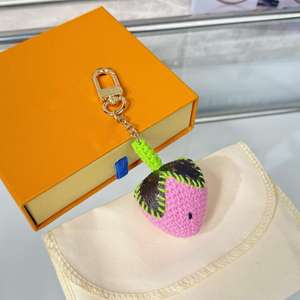 Llavero de Fresa Tejido a Crochet, Colgante de Fruta Colorido, Accesorio Lindo para Bolsos, Regalo Dulce para Amantes de la Comida - Product Image 2