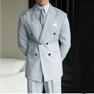 Abito Slim Business Grigio Chiaro a Righe con Drappeggio, Doppiopetto con Doppia Apertura, Risvolto a Punta per Uomo, Personalizzazione OEM - Product Image 4