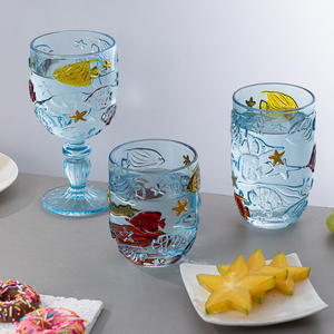 Gobelet en verre bleu peint à la main avec motif de poisson en relief, verres à vin colorés à motif monde sous-marin pour les soirées cocktail d'été - Product Image 2