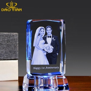 Wholesale Personalized Crystal Figure Ornament Souvenir Gifts 2d/3d Crystal Glass Photo Frame Souvenir Gift Items for Wedding