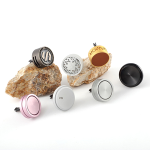 Diffuseur de parfum de luxe pour voiture en métal massif, sans électricité, longue durée, senteur unique - Product Image 1
