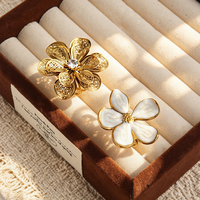 Bagues ouvertes en acier inoxydable étanche, deux styles, motif floral creux en zircon et fleur en émail blanc, pour femmes, vente en gros