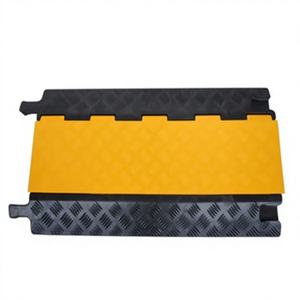 Protection de câble portable en caoutchouc jaune pour voie publique, protection de sécurité routière, protège-câble pour voie de circulation - Product Image 1
