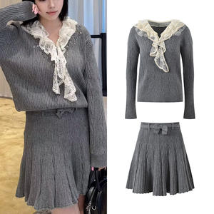 Nuovi Arrivi Primavera 2026: <span class=keywords><strong>Elegante</strong></span> Completo Donna <span class=keywords><strong>con</strong></span> Maglione Grigio a Collo in <span class=keywords><strong>Pizzo</strong></span> e Minigonna Lavorata a Maglia, Set 2 Pezzi - Product Image 1