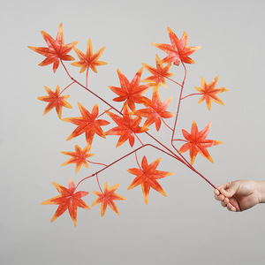 Branches artificielles de feuilles d'érable Greenway, orange et rouge foncé, à 3 branches, pour arrangements floraux décoratifs de fêtes - Product Image 2
