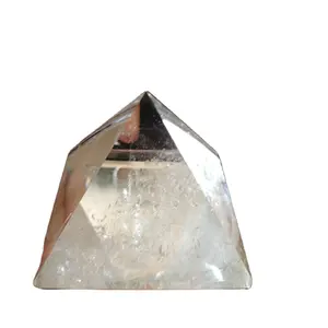Pyramides artisanales en cristal de quartz clair de roche naturelle sculptées à la main