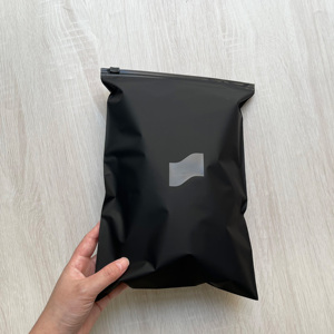 Pochette zippée en plastique noir mat, sac à fermeture éclair avec logo brillant personnalisé pour l'emballage de vêtements pour les petites entreprises - Product Image 4