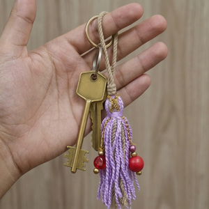 Porte-clés artisanal avec franges en rayonne violette et perles rouges, porte-clés décoratif - Product Image 1