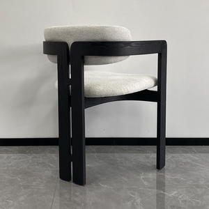 Sillón de comedor de madera de fresno macizo negro moderno nórdico de diseñador 2024, silla de comedor de restaurante con tapicería de tela blanca - Product Image 4