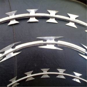 Alambre de púas de acero al carbono galvanizado en caliente BTO-22 CBT65 para protección - Product Image 4