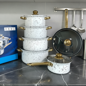 Ensemble <span class=keywords><strong>de</strong></span> cuisine <span class=keywords><strong>haut</strong></span> <span class=keywords><strong>de</strong></span> <span class=keywords><strong>gamme</strong></span> <span class=keywords><strong>de</strong></span> 12 pièces en acier inoxydable blanc, comprenant une marmite, une casserole à soupe, une casserole à nouilles, une casserole à lait, une poêle à frire avec poignée dorée - Product Image 1