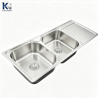 Évier de cuisine moderne en acier inoxydable finition satinée, résistant à l'usure, style ferme, personnalisable