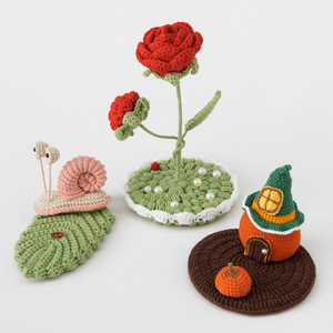 Ornement de table en crochet fait main, escargot rose, figurine florale de bureau, usage décoratif uniquement, pas un jouet - Product Image 4