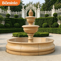 Grande fontaine d'eau extérieure en marbre beige à 3 niveaux, sculpture de jardin classique sculptée à la main pour la décoration de la cour d'hôtel ou de la propriété