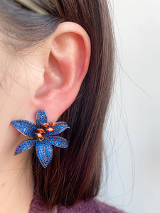 Pendientes SENYU con Diseño de Flor de Lirio en Oro Negro con Circonitas Cúbicas Azules y Estambres Naranjas, Joyería Moderna para Mujer - Product Image 6