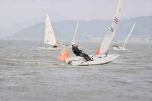 <span class=keywords><strong>Voilier</strong></span> <span class=keywords><strong>de</strong></span> <span class=keywords><strong>croisière</strong></span> à console centrale à grande vitesse en fibre <span class=keywords><strong>de</strong></span> verre pour la voile, version <span class=keywords><strong>de</strong></span> base ILCA 4, 4,2 m, pour l'entraînement des jeunes et la compétition - Product Image 2