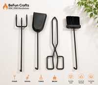Ensemble d'outils pour foyer en acier noir 4 pièces avec pelle, pinces, fourreau et brosse, accessoires durables pour foyer à bois d'intérieur