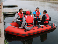 Bateau pneumatique en PVC - Modèle grand format populaire. Base en V durable. Peut flotter. Capacité pour 4-5 personnes. Modèle 330.