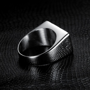 Anillo de Motociclista Vintage de Acero Inoxidable 316L Resistente al Agua, Acabado en Esmalte Negro, Anillo de Moto a la Moda - Product Image 2