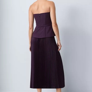 Robe midi élégante pour femme, couleur violet foncé, sans bretelles, avec ceinture cintrée et haut ajusté avec ceinture décorative - Product Image 2