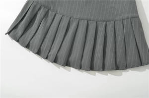 Minigonna a vita alta a righe grigie effetto invecchiato stile college, con pieghe e bottoni laterali a vita bassa, modello a trapezio - Product Image 3