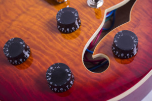 Guitarra Eléctrica Personalizada con Logotipo, 12 <span class=keywords><strong>Cuerdas</strong></span>, Cuerpo <span class=keywords><strong>de</strong></span> Arce, Acabado Tobacco Burst, Guitarra Eléctrica Jazz para Principiantes y Profesionales - Product Image 5