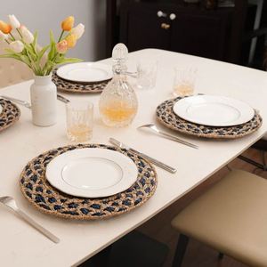 Sets <span class=keywords><strong>de</strong></span> dessous-<span class=keywords><strong>de</strong></span>-plat en tissu <span class=keywords><strong>de</strong></span> luxe à motif <span class=keywords><strong>feuille</strong></span> <span class=keywords><strong>de</strong></span> <span class=keywords><strong>bananier</strong></span>, économiques, avec support pour boissons et franges tressées - Product Image 3