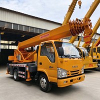 Grue montée sur camion ISUZU de 8 tonnes avec certification CE et stabilisateurs hydrauliques renforcés 4+1 pour la construction