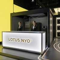 Stand d'exposition automobile personnalisé 20x20 avec enseigne suspendue LED, enseigne en lettres LED et revêtement de sol sur mesure