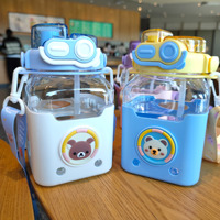 Bouteille d'eau carrée pour enfants, motif dessin animé, double paille, sangle portable, grande capacité, en PC, pour écoliers