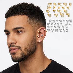 Orecchino a perno placcato oro con lettera iniziale per <span class=keywords><strong>piercing</strong></span> al trago, cartilagine, elice - <span class=keywords><strong>Piercing</strong></span> alla moda per uomo e donna - Product Image 1