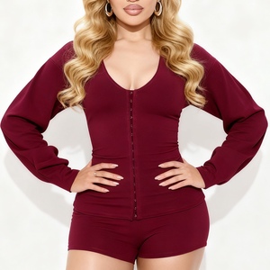 สินค้าขายดีสำหรับผู้หญิงมาใหม่: เสื้อคาร์ดิแกนคอวีติดกระดุมเข้ารูปพร้อมแขนยาวและกางเกงขาสั้น ชุดเซ็ต 2 ชิ้น แฟชั่น - Product Image 1