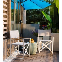 Chaise pliante en métal à mailles fines de design moderne avec accoudoirs pour la plage, l'hôtel, la villa, le jardin, le parc, la cour, les loisirs