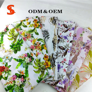 Tissu imprimé en popeline de coton 100% Offre Spéciale Hawaii Design avec maisons et motif floral pour chemises et accessoires pour filles - Product Image 1