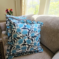 Housse de coussin décorative à volants imprimée fleurs bleues 100 % coton pour canapé de patio extérieur et décoration intérieure – Vente en gros