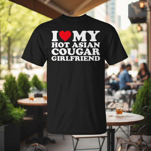 Camiseta Promocional con la Frase 'I Love My Hot Asian Cougar Girlfriend' - Product Image 3