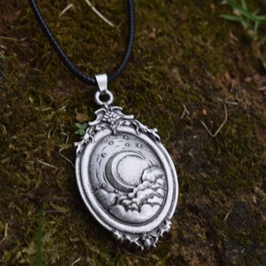 Vintage Unique Wizard Mountain Sunrise Moonset Moon Phase Collar Regalo de fiesta para mujeres que aman los temas místicos y celestiales - Product Image 1