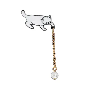 Fabbrica all'ingrosso decorativo moda morbido smalto duro spille gatto perla distintivi con catena per i vestiti