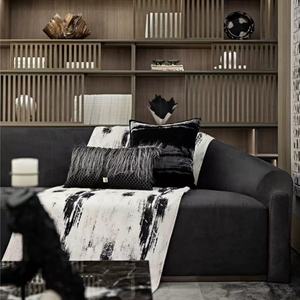 Cuscino in <span class=keywords><strong>Velluto</strong></span> <span class=keywords><strong>di</strong></span> Lusso Echo French, Cuscino da Letto in <span class=keywords><strong>Velluto</strong></span> <span class=keywords><strong>di</strong></span> <span class=keywords><strong>Seta</strong></span> Nero e Grigio <span class=keywords><strong>di</strong></span> Alta Gamma - Product Image 3