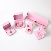Boîte d'emballage de bijoux en velours rose haut de gamme Portable personnalisé bague Bracelet collier boîte éponge doublure Style Vintage boîte-cadeau