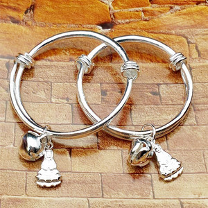 HY 2 Piezas Brazalete Infantil con Campana Pequeña Plateada con la Frase 'Alguien Me Ama' - Product Image 5