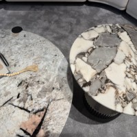 Modernes Rundes Marmor-Couchtisch-Set Luxuriöser Niedriger Beistelltisch mit Drei Schwarzen Zylindrischen Beinen und Goldenen Akzenten