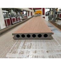 Planche de terrasse WPC à grain de bois 3D en relief RTS004 pour usage en génie civil, 25x140x300mm en stock.
