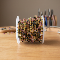 Chaîne de taille superposée tendance en plaqué or avec breloque pièce, ornée de perles mystiques de tourmaline et de pierres précieuses naturelles variées, par Sameer Art Craft