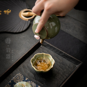 Tasse à thé en céramique Celadon Master Cup, petite coupelle en forme de pétale pour service à thé Kung Fu, glaçure verte bambou - Product Image 3