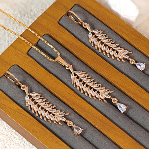 Parure de <span class=keywords><strong>bijoux</strong></span> indienne plaquée or 18 carats avec zircone cubique motif épi de blé, comprenant des boucles d'oreilles pendantes à longues pampilles et un collier pendentif goutte d'eau - Product Image 4