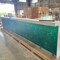 Comptoir de bar sur mesure de luxe haut de gamme en Corian vert mosaïque pour boîte de nuit, hôtel, restaurant