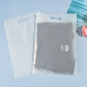 Kunden spezifische cpe T-Shirt Zip-Lock-Kleidungs taschen mit Griff bedruckte Druckverschluss-Kleidungs tasche matti erte matte Reiß verschluss tasche mit Logo