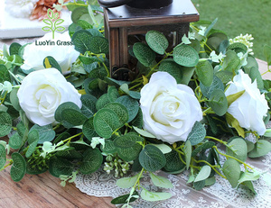 Guirlande d'eucalyptus avec <span class=keywords><strong>Ross</strong></span> blanc 6 pieds vignes artificielles fausse soie verte feuilles d'eucalyptus pour décor de toile de fond de mariage - Product Image 6